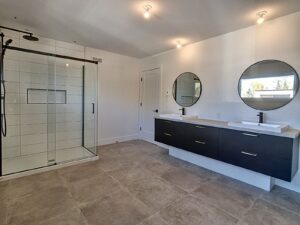 Ceci est une photo de salle de bain, modèle Blü garage