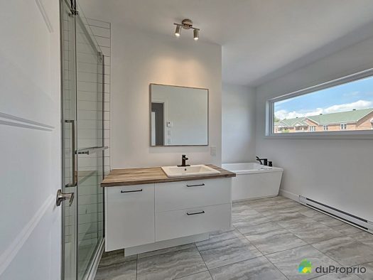 Ceci est une photo de la salle de bain du 5 1/2 à Fleurimont