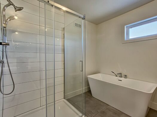 Ceci est une photo de la salle de bain, modèle Nahbi