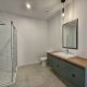 Ceci est une photo de la salle de bain du condo Bruant-des-Marais à Magog