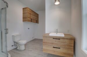 Ceci est une photo de la salle de bain du condo Bruant-des-Marais