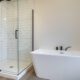 Ceci est une photo de la salle de bain, modèle Mont-Élan